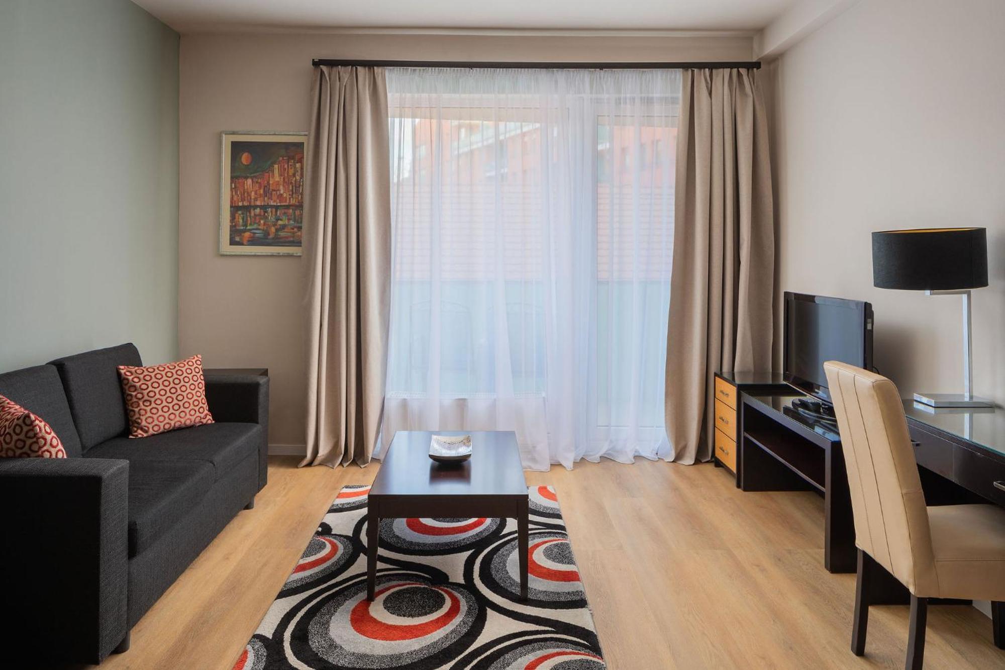 Escala & 4*